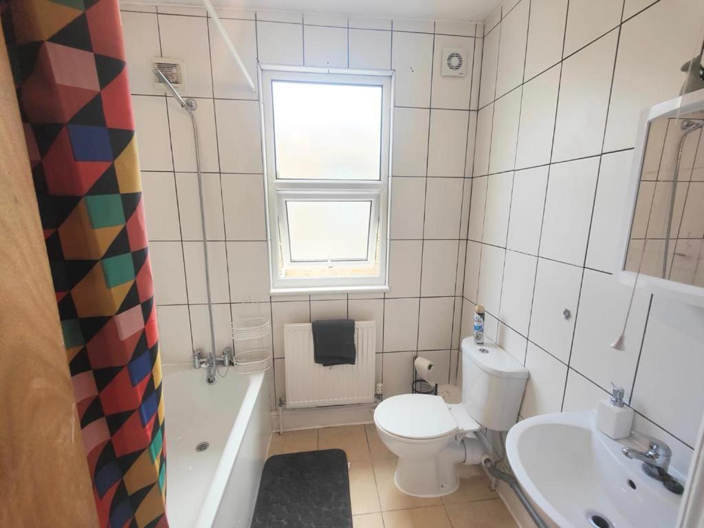 Lovely 3 Bedroom Serviced Apartment In Leytonstone London Luaran gambar