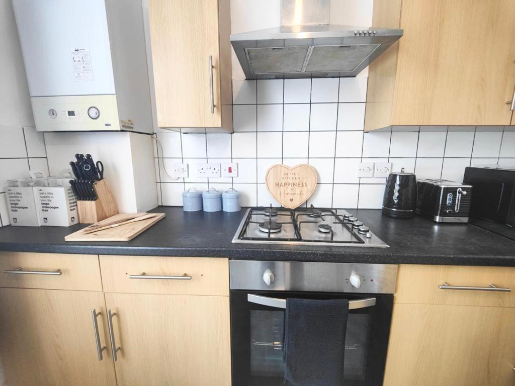 Lovely 3 Bedroom Serviced Apartment In Leytonstone London Luaran gambar