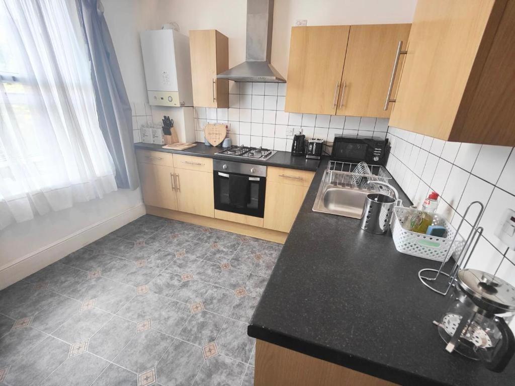 Lovely 3 Bedroom Serviced Apartment In Leytonstone London Luaran gambar