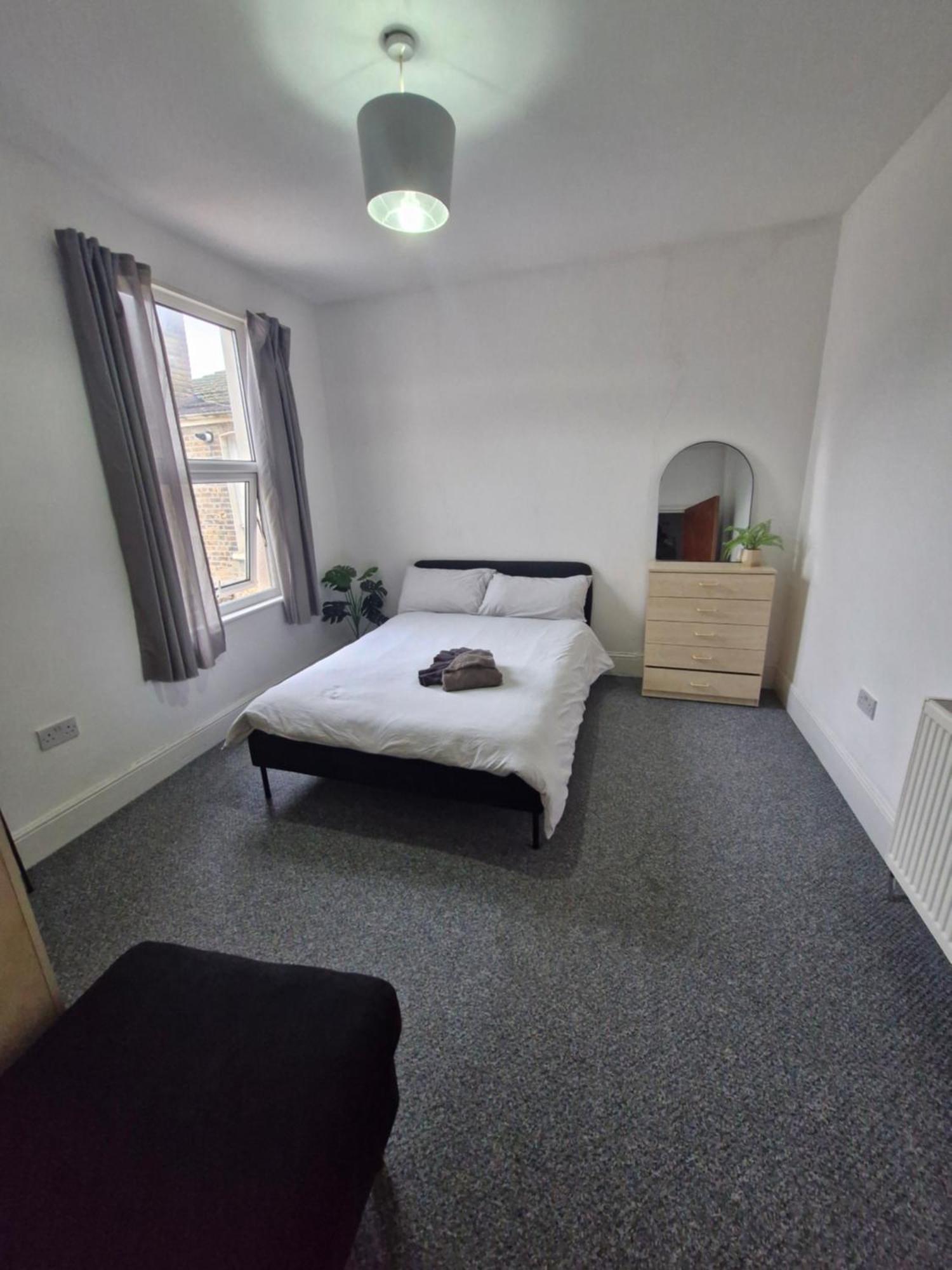 Lovely 3 Bedroom Serviced Apartment In Leytonstone London Luaran gambar