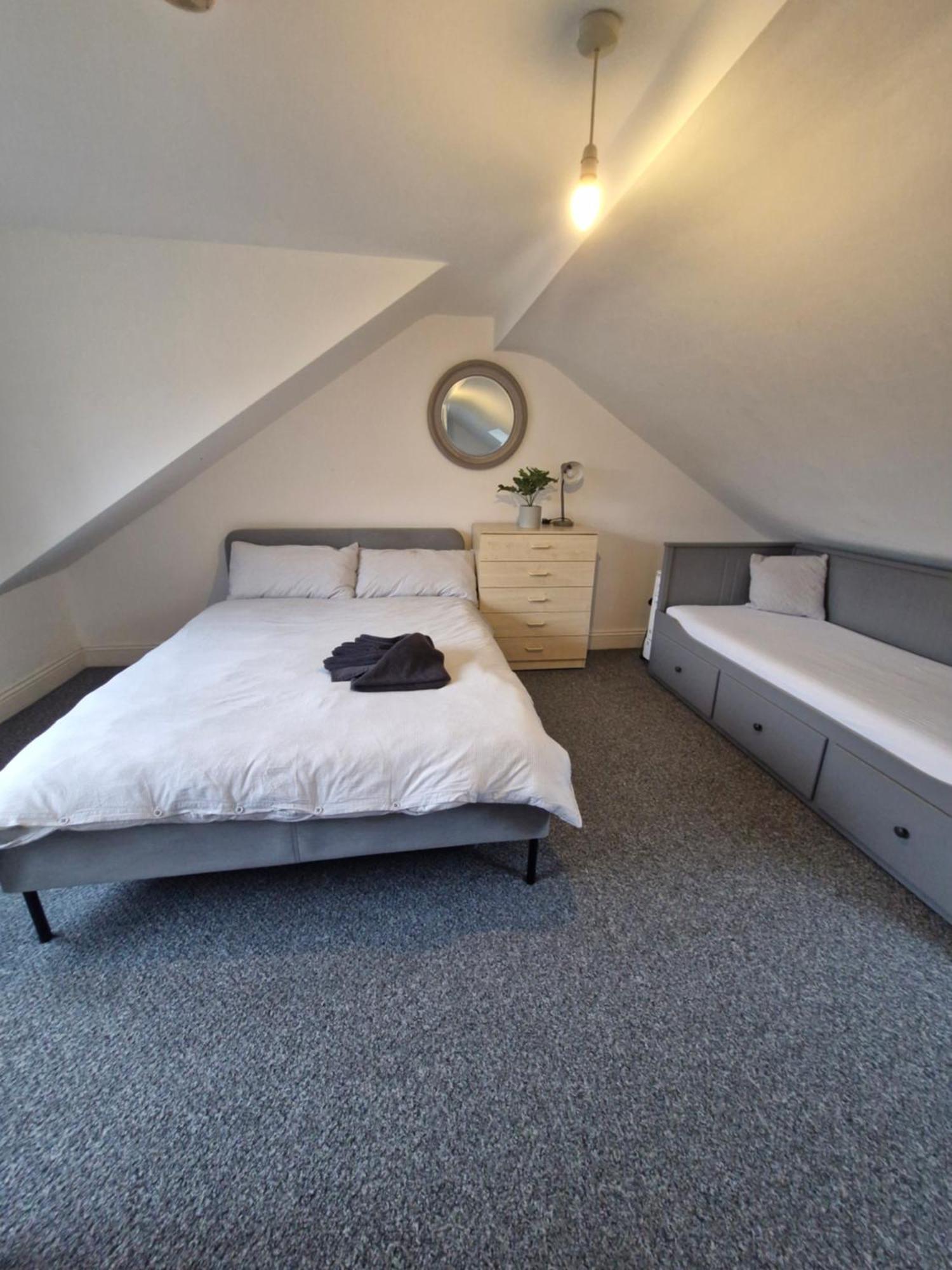 Lovely 3 Bedroom Serviced Apartment In Leytonstone London Luaran gambar
